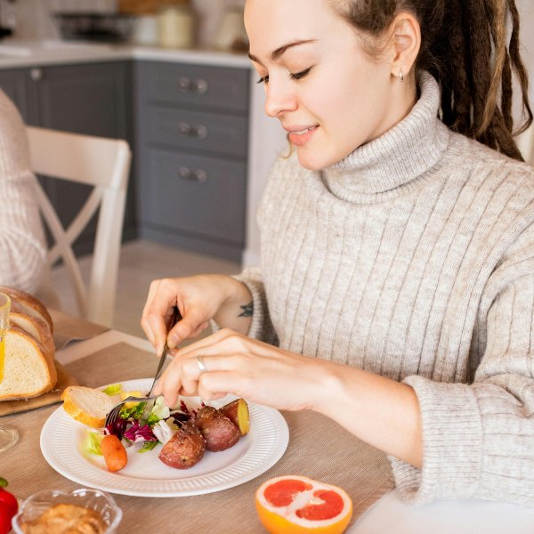 what should a woman eat in a day